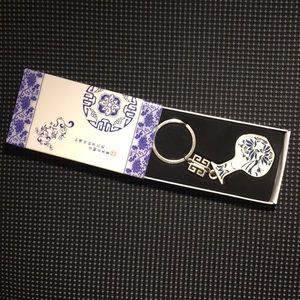 Blue and white porcelain vase keychain